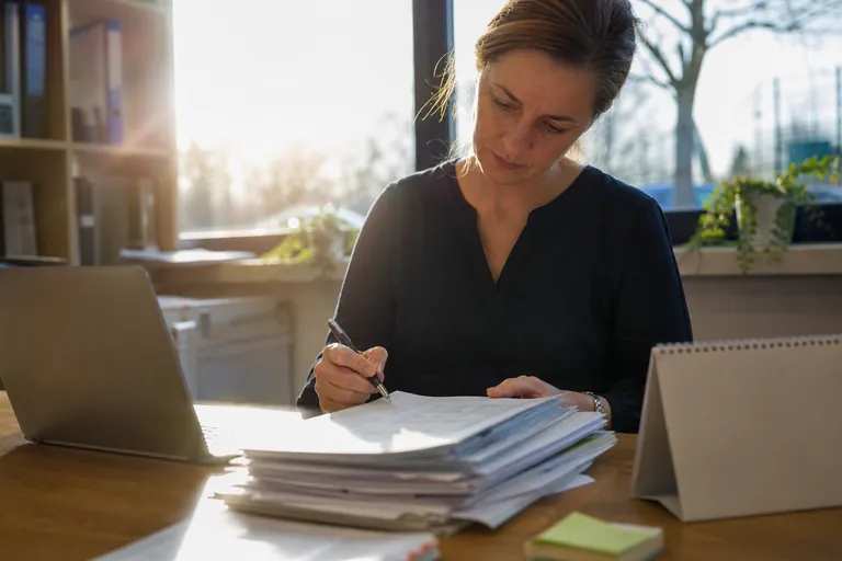 Compliance-Verantwortliche prüft eine Checkliste zur Betriebsbereitschaft der Meldestelle.
